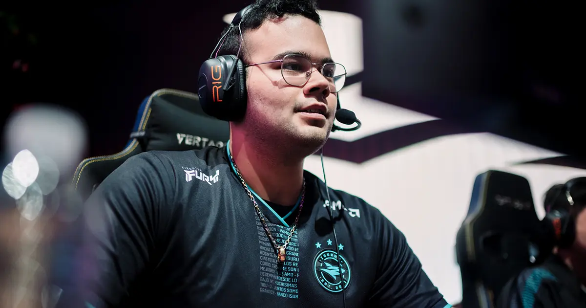 Player from the Isurus team competing at the LOL CRED riot games