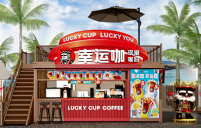 مقهى Lucky Cup Coffee في الهواء الطلق مع لافتات حمراء زاهية باللغتين الصينية والإنجليزية. يحتوي الكشك على ملصقات للمشروبات تحمل صوراً ملونة، ومنضدة للطلبات، وتمثال مزخرف وشخصية ترتدي زياً ملكياً. توحي أشجار النخيل وخلفية الشاطئ بأجواء استوائية. 