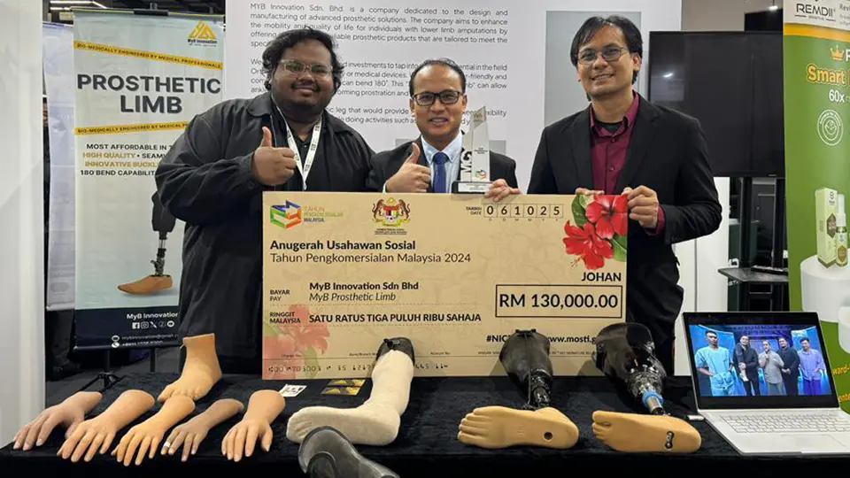 MyB Innovation team members with a display of the company's prostheses
