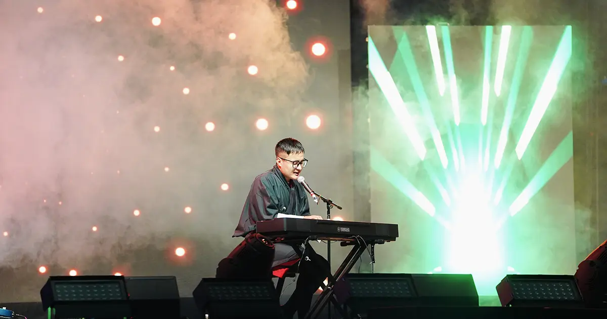 TheLungten performing at his concert and playing the piano