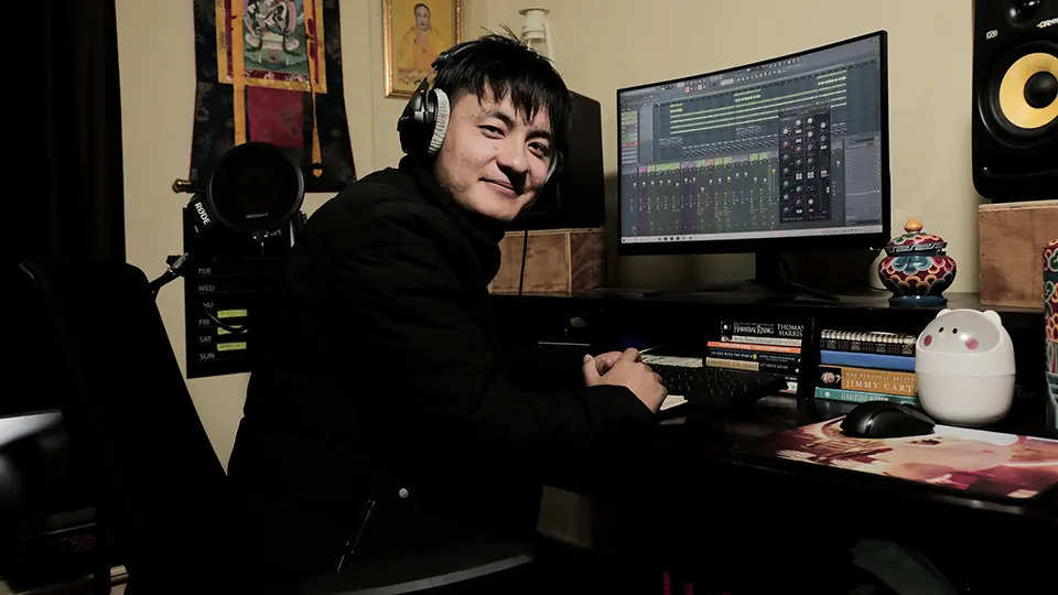 TheLungten produces music in his music studio