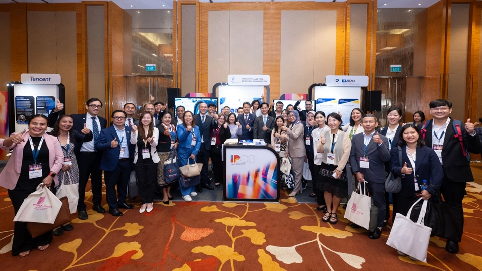 Participants of the Regional Dialogue on IP Valuation and Financing Across Southeast Asia gather at the WIPO booth during IP Week @ SG 2026