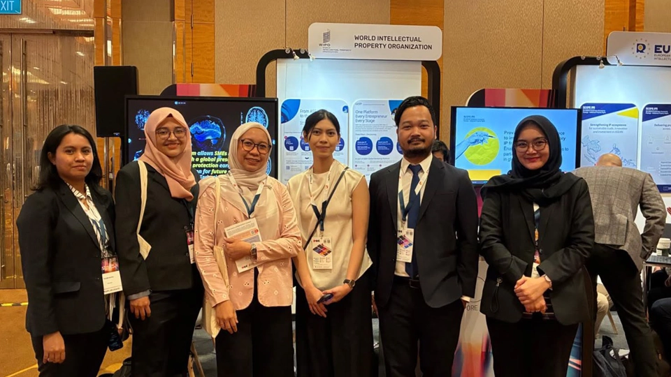 Ms Permatasari Ayuningtyas poses with delegations from Indonesia.