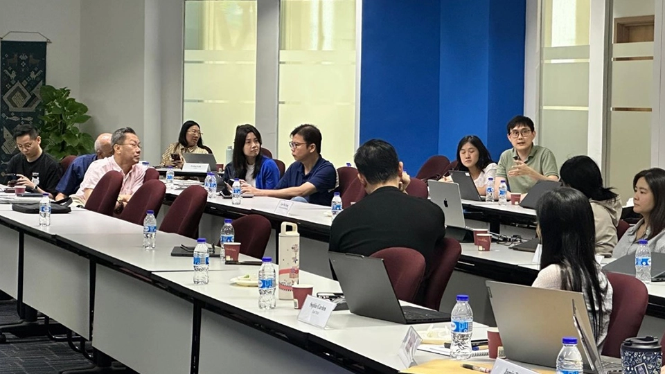 Participants work through a discussion with IPOS