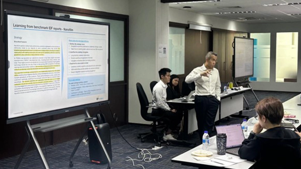 Mr. Zhiyong Guo, facilitator from EY-Parthenon, shares his perspective during the discussion on Nanofilm’s IDF report