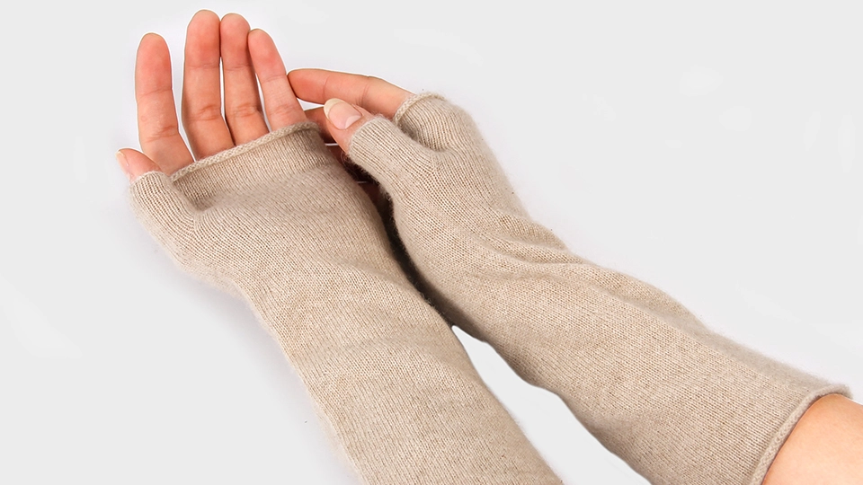 Dulaan cashmere gloves made in Mongolia by Zuzu